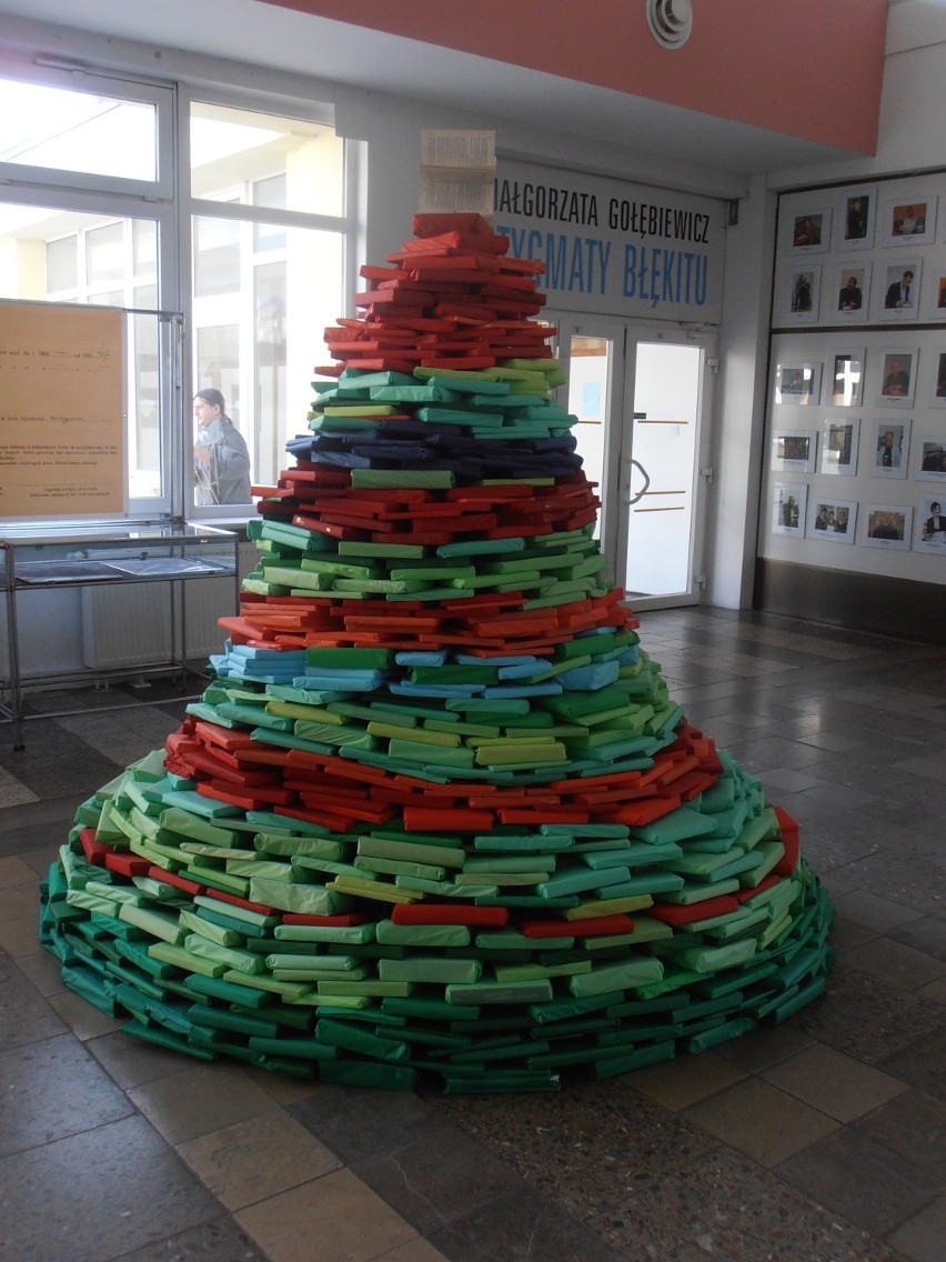 Zielonogórscy bibliotekarze zbudowali choinkę z książek [ZDJĘCIA]