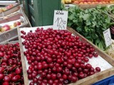 Lato 2019. Wysyp świeżych warzyw i owoców na trójmiejskim rynku. Ile zapłacimy za kilogram wiśni czy agrestu? [ zdjęcia]