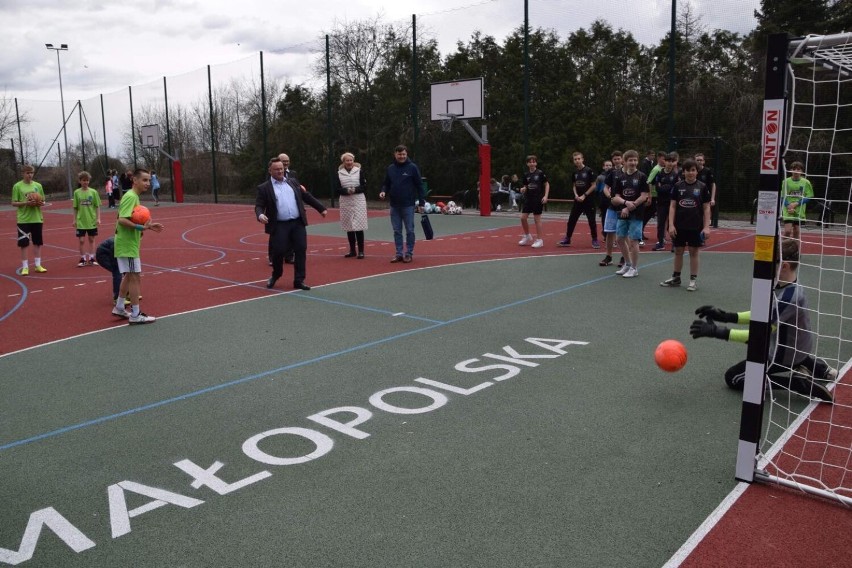 Kolejny nowy obiekt sportowy otwarty w Trzebini. Uczniowie...