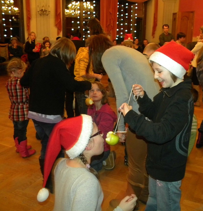 Krokowa. Mikołaj odwiedził dzieci bawiące się w zamku