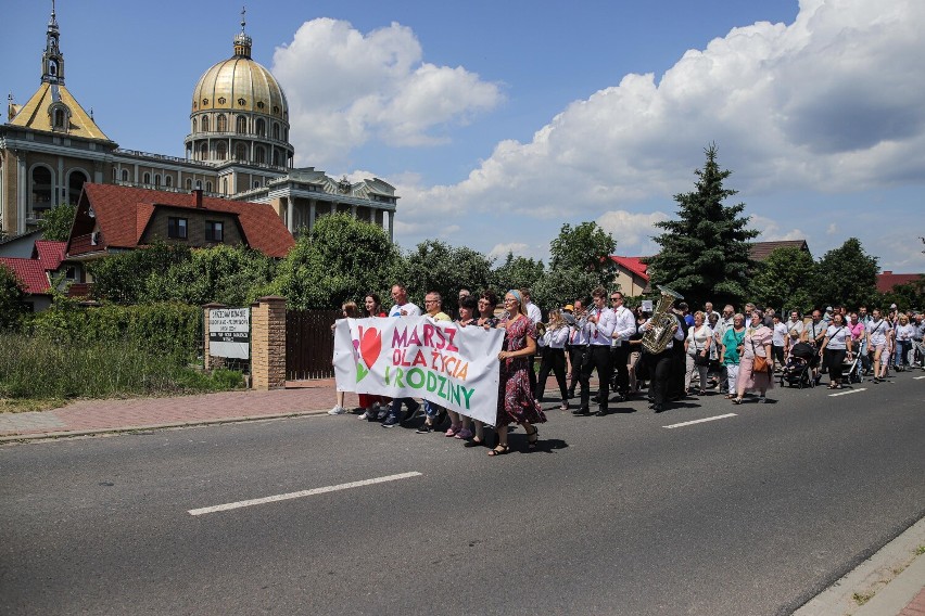 Marsz dla Życia i Rodziny 2022. W radosnym pochodzie wzięło udział około 500 osób w licheńskim sanktuarium