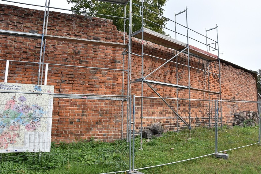 Remont murów miejskich w Byczynie nieoczekiwanie się...