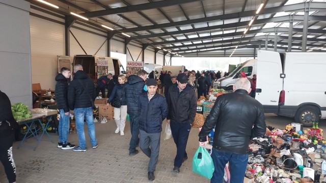 W niedzielę, 30 kwietnia bardzo dużo osób wybrało się na targ w Ostrowcu Świętokrzyskim. Sprawdziliśmy ceny warzyw i owoców.