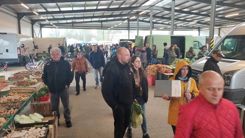 Ceny warzyw i owoców na targowisku w Ostrowcu Świętokrzyskim. Po ile warzywa i owoce? Zobacz zdjęcia
