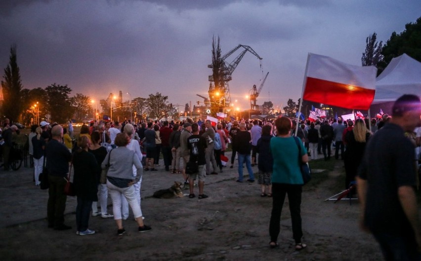 Wieczorny wiec  KOD-u w Gdańsku [WIDEO,ZDJĘCIA]