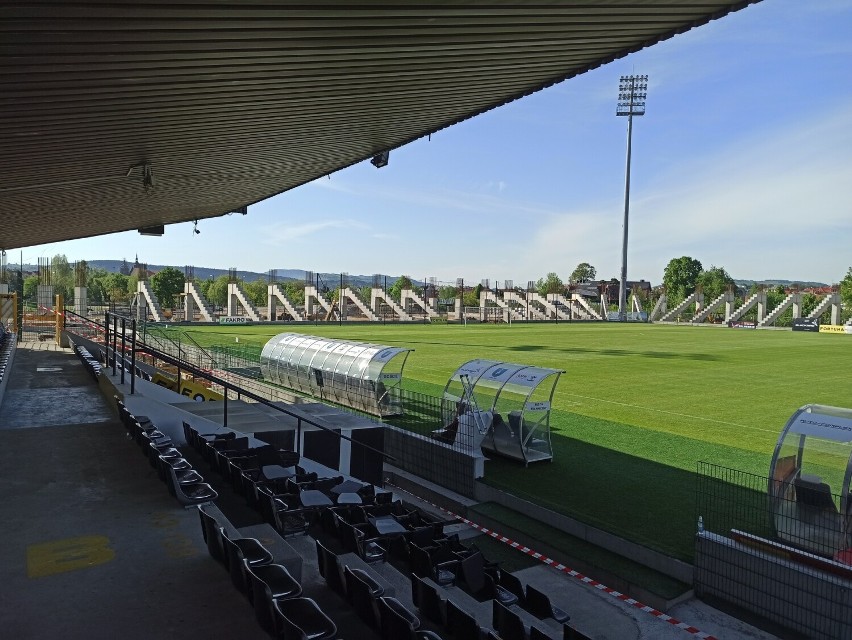 Trwa budowa stadionu Sandecji. Po sezonie zniknie ostatnia trybuna [ZDJĘCIA] 