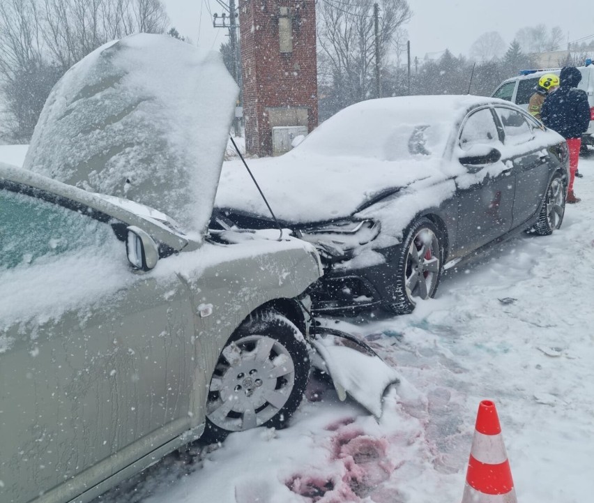 Wypadek w Lubomierzu, gdzie zderzyły się dwie osobówki....