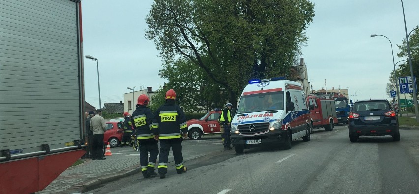 Wypadek w Pucku przy Lidlu (maj 2019). Toyota Yaris zahaczyła motocyklistę. Nadmorska Kronika Policyjna