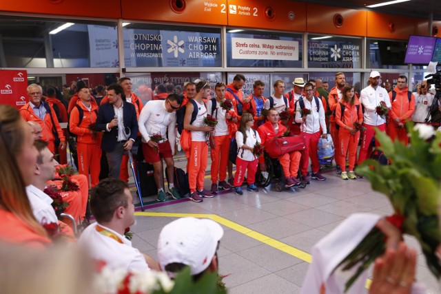 Polscy paraolimpijczycy wrócili do kraju i przywieźli worek medali. Jesteśmy dumni! [ZDJĘCIA]