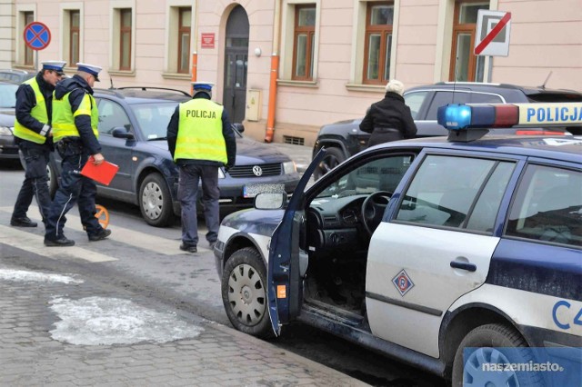 Do wypadku doszło w czwartek około południa na ul. Brzeskiej we Włocławku (przy skrzyżowaniu z ul. Cyganka). 

Ze wstępnych ustaleń policji wynika, że kierujący volkswagenem prawdopodobnie nie udzielił pierwszeństwa pieszej. Z informacji świadków wynika, że kierowca najpierw przepuścił dwie osoby. a potem ruszył i potrącił kobietę, której nie zauważył. 

57-latka trafiła do szpitala. Na czas pracy policji tworzyły się korki na ul. Brzeskiej od mostu.

Zobacz wideo z miejsca wypadku.
