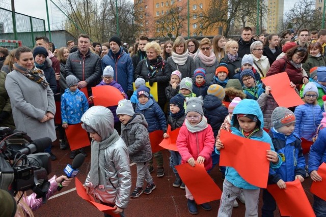 W czwartek na boisku szkolnym przy III Liceum Ogólnokształcącym imienia Cypriana Kamila Norwida w Kielcach w ramach projektu „Piękna Nasza Polska Cała” został ułożony żywy herb Kielc. W przedsięwzięciu wzięło udział około 500 osób.

