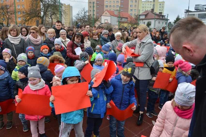 Herb ułożyli uczniowie III Liceum, przedszkolaki z...