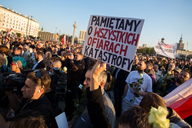 Zobaczcie też: Czarny protest na placu Zamkowym. Tysiące protestujących kobiet na starówce [ZDJĘCIA]