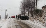 Dachowanie w Brzezince. Straż wyciągała kierowcę z samochodu