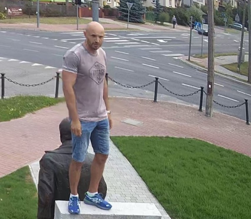Rozpoznajesz tego mężczyznę? Policja z Kraśnika szuka sprawcy znieważenia pomnika „Ofiar katastrofy smoleńskiej”