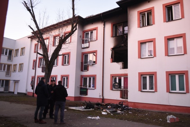 Jedna osoba z poparzeniami twarzy i rąk, częściowo spalone wnętrze mieszkania, wybite okno balkonowe – to wstępny bilans wybuchu butli z gazem do jakiego doszło kilkadziesiąt minut temu na toruńskim lewobrzeżu. 

Do wybuchu gazu doszło  przy ul. 63 Pułku Piechoty w jednym z mieszkań na pierwszym  piętrze budynku wielorodzinnego. - Obecnie wiadomo,  że jedna osoba  jest  poszkodowana, to mężczyzna,  który był w tym czasie w mieszkaniu, ma poparzone warz i ręce – informuje Przemysław Baniecki, rzecznik prasowy Komendy Miejskiej Państwowej Straży Pożarnej w Toruniu. 

Zobacz także: Przerwy w dostawie prądu w regionie kujawsko-pomorskim. Zobaczcie gdzie [18-22 lutego 2019]


Z mieszkań z wyższej kondygnacji ewakuowały się trzy osoby. Więcej szczegółów wkrótce.

Aktualizacja:

Według wstępnych ustaleń strażaków butla była rozszczelniona, gaz ulatniał się przez jakiś czas, zgromadzony w pokoju w końcu wybuchł. 

Jak potężny musiał to być wybuch świadczą drzwi balkonowe i okno, które w jego wyniku wyleciały z futryną na pobliski trawnik. Butla z gazem wybuchła w pokoju mieszkania na I piętrze przy ul. 63 Pułk Piechoty. 

- Ogień zajął większość pomieszczeń, uratował się tylko jeden pokój  – relacjonuje Przemysław Baniecki, rzecznik prasowy Komendy Miejskiej Państwowej Straży Pożarnej w Toruniu, który jest na miejscu. Zdaniem strażaków to cud, że nikt nie  zginął. 

Mężczyzna, który w chwili wybuchu był w mieszkaniu ma poparzona twarz i ręce, został zabrany do szpitala. Trwa ustalenie przyczyn wybuchu.