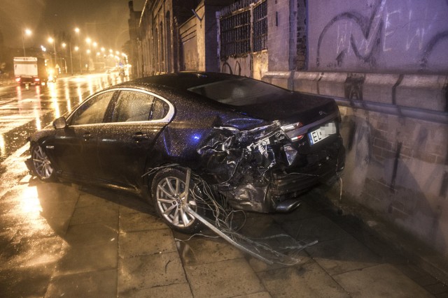 Wypadek na Kopcińskiego w Łodzi. Jaguar przejechał przez torowisko na drugą jezdnię