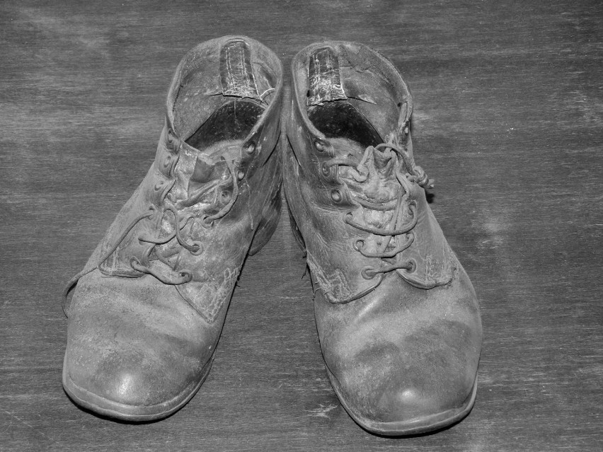 Znoszone buty więźnia obozu koncentracyjnego. Fot. Anna...