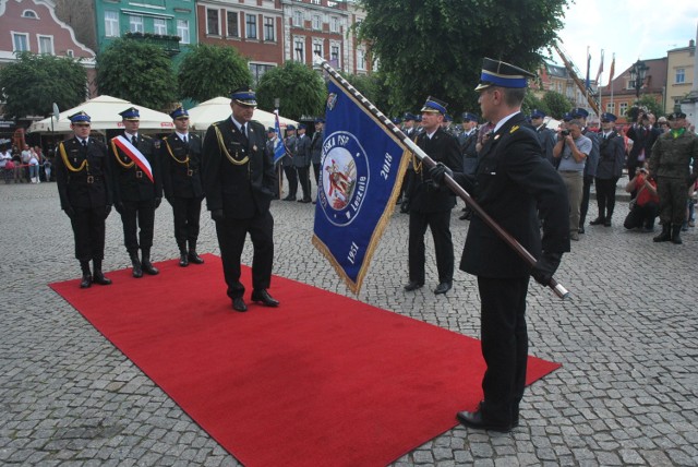 Nadanie sztandaru straży pożarnej w Lesznie