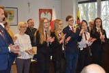 Listy gratulacyjne od władz powiatu tomaszowskiego dla najlepszych szkół w Tomaszowie Maz. [ZDJĘCIA]