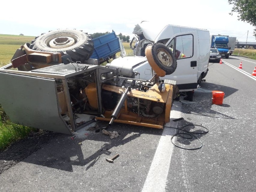 Tczew: zderzenie busa z ciągnikiem rolniczym 
