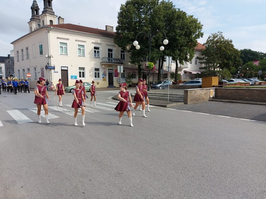 Przemarsz Orkiestry Dętej i Mażoretek z Dzietrzkowic przez Wieluń ZDJĘCIA, FILM