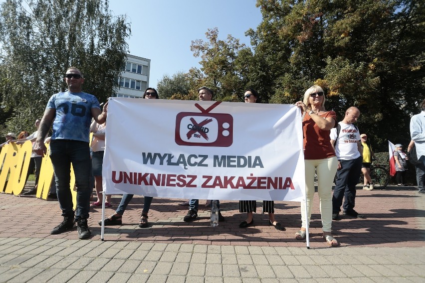 "Zakończyć Plandemię". Protest covidosceptyków w Warszawie. Manifestacja pod Sejmem