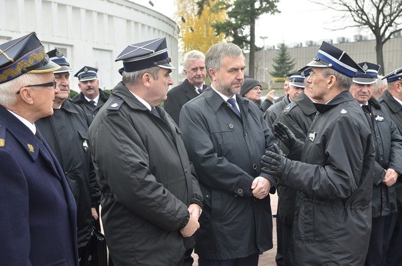 Przekazanie samochodów i sprzętu wielkopolskim strażakom