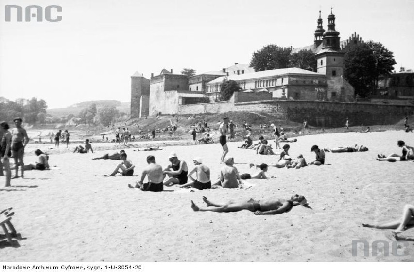 Plażowicze podczas wypoczynku. W tle widoczny kościół św....