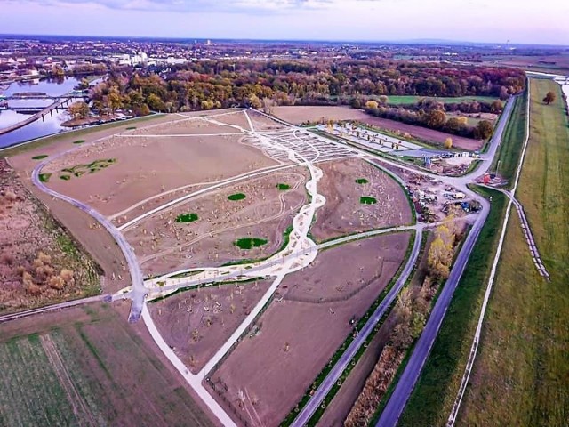 Park 800-lecia Opola powstaje pod początku roku. Roboty są na finiszu. W najbliższych tygodniach zakończone będą prace budowlane i nasadzenia roślinności. Zobacz, co tam zrealizowano i na jakim etapie są roboty.