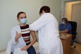 W szpitalu w Sanoku rozpoczęły się szczepienia przeciwko COVID-19 [ZDJĘCIA]