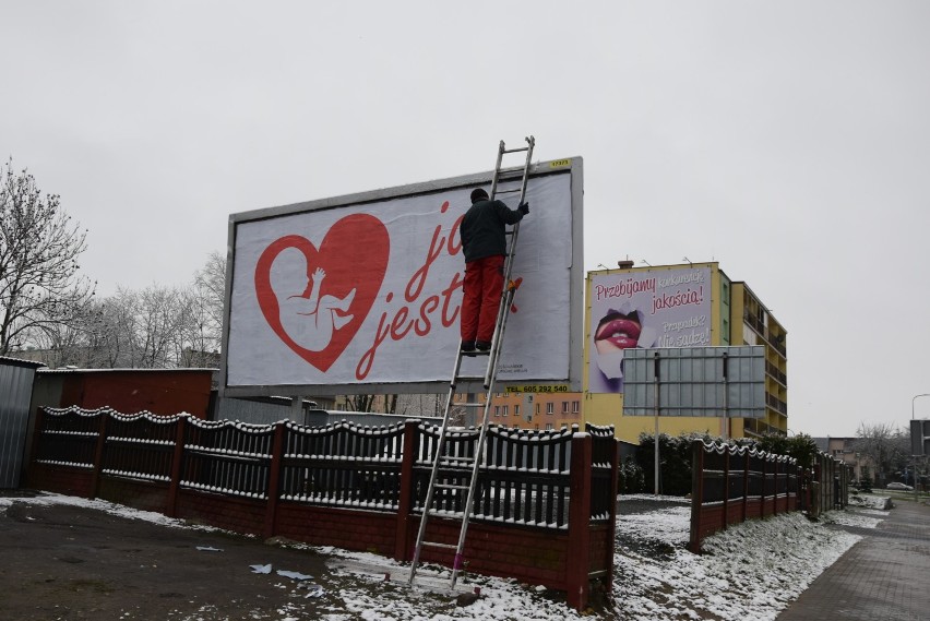 Antyaborcyjne banery w Wieluniu. Z czyjej inicjatywy...