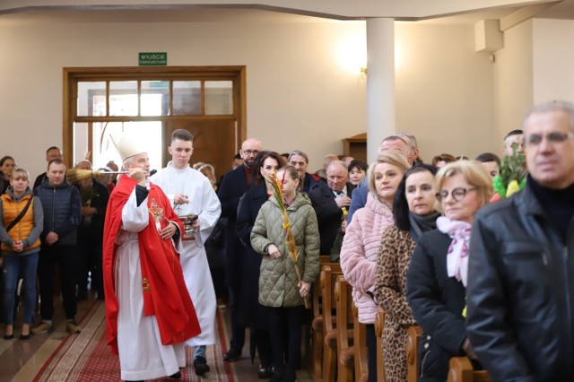 W Niedzielę Palmową ksiądz biskup Marian Florczyk odprawił mszę świętą w parafii Przemienienia Pańskiego w Kielcach - Białogonie.