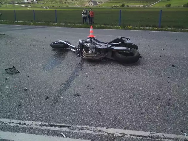 Wypadek motocyklisty w Zamartem. Dwie osoby ranne