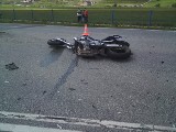 Wypadek motocyklisty w Zamartem. Dwie osoby ranne