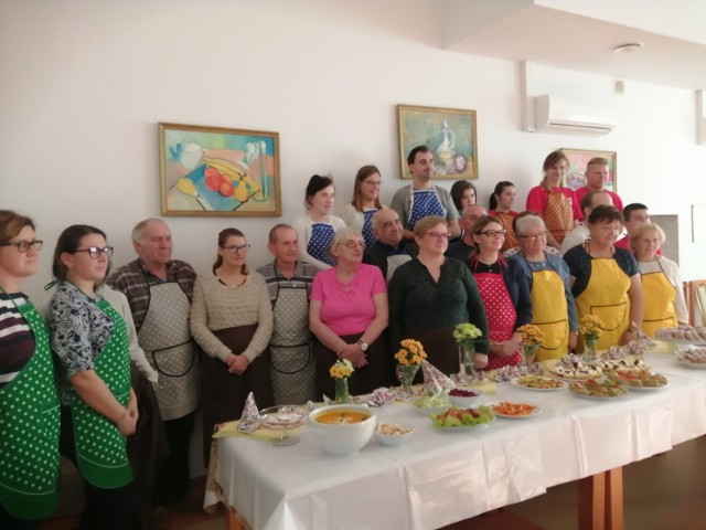 Pamiątkowe zdjęcie uczestników kulinarnych zmagań.