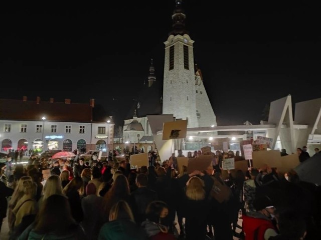 Strajk Kobiet oraz kontrmanifestacja Młodzieży Wszechpolskiej przy limanowskiej bazylice zgromadziła kilkaset osób. 17-latka została ukarana za zorganizowanie Strajku Kobiet