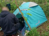 Poszukiwany przez prokuraturę z Leszna wpadł pod namiotem we Wrocławiu. Rozbił go na odludziu nad rzeką
