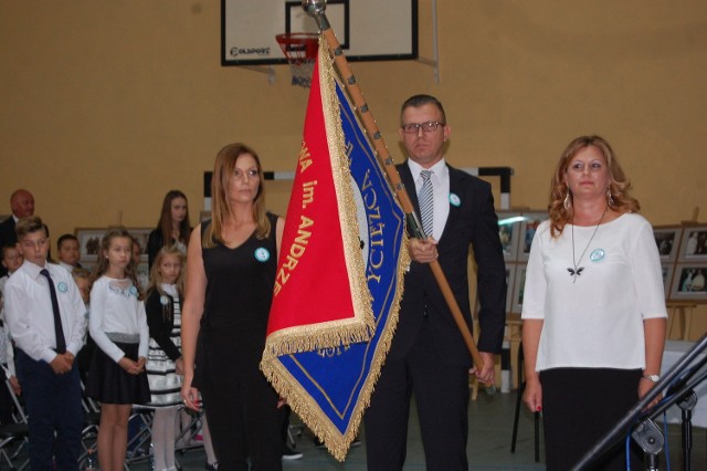 Patronem SP w Kołaczkowie został Andrzej Grubba, wybitny tenisista stołowy. Szkoła otrzymała imię i nowy sztandar. Na uroczystość przyjechali m.in. rodzice sportowca. SP w Kołaczkowie jest siódmą szkołą w Polsce, która nosi imię Andrzeja Grubby. Tyle samo jest hal sportowych, największa w Gdańsku. Andrzej Grubba jest także patronem  dwóch ulic w województwie gdańskim,  ronda w Starogardzie i skweru w Sopocie.