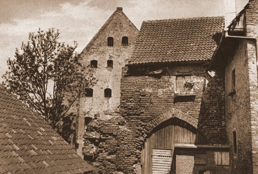 Fot. 6. Brama Wodna w okresie międzywojennym. Po lewej stronie dach Spichrza Zamkowego.