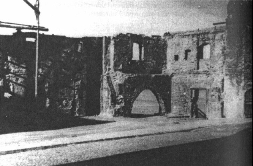 Fot. 7. Ruiny Bramy Wodnej po odgruzowaniu ze zniszczeń wojennych w 1945 r