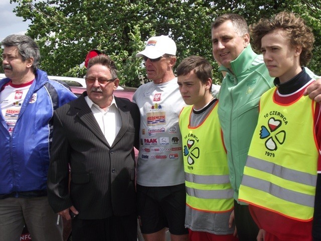 Maratończyk w Woli Uhruskiej. Ultramaraton Kijów - Warszawa  na Euro