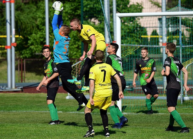 Gryf Piaseczno (na żółto) nie dał rady w niedzielę wywalczyć punktów w spotkaniu z ekipą z Osielska.