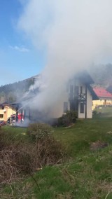 Groźny pożar w Międzybrodziu Żywieckim, W akcji gaśniczej brało udział blisko 30 strażaków [ZDJĘCIA]