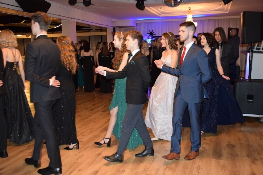 Uczniowie bal zaczęli od zatańczenia tradycyjnego poloneza w...
