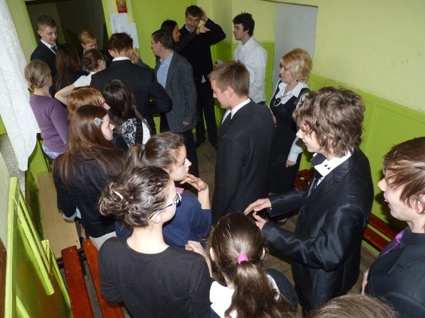 Egzamin gimnazjalny w Radomsku. Pierwsze wrażenia uczniów, arkusze i odpowiedzi [ZDJĘCIA]