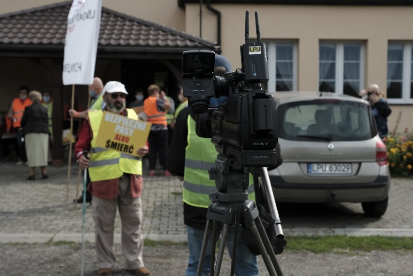 Mieszkańcy Parchatki zorganizowali protest. Domagają się budowy chodnika. Walczą o niego od 55 lat 