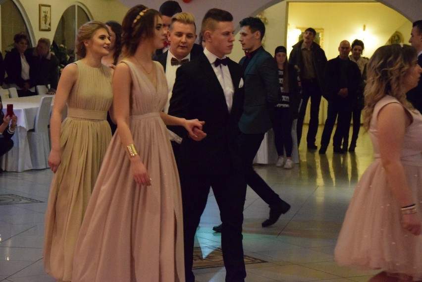 Uczniowie Zespołu Szkół Ponadgimnazjalnych w Łodzierzy zatańczyli poloneza (FOTO) 