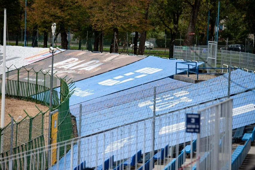 Hutnik Kraków. Tak wyglądały puste trybunach stadionu na Suchych Stawach w meczu ze Skrą Częstochowa [ZDJĘCIA]