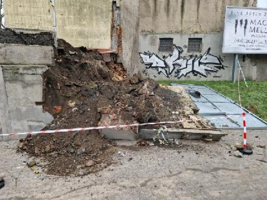 W śródmieściu Inowrocławia runął fragment ceglanego muru. Nikomu nic się nie stało